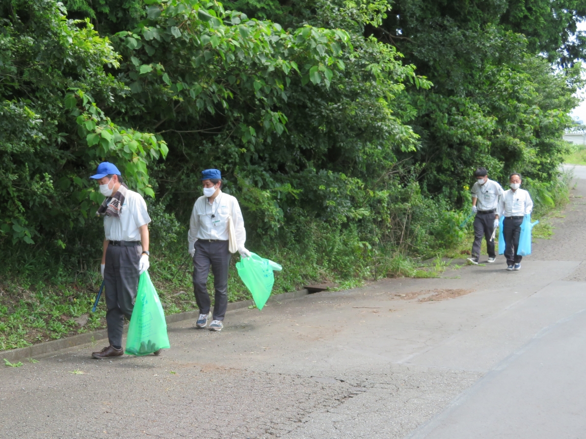 Community Contribution Activities: Cleanup Activities at Industrial Park (Ushio Inc.)