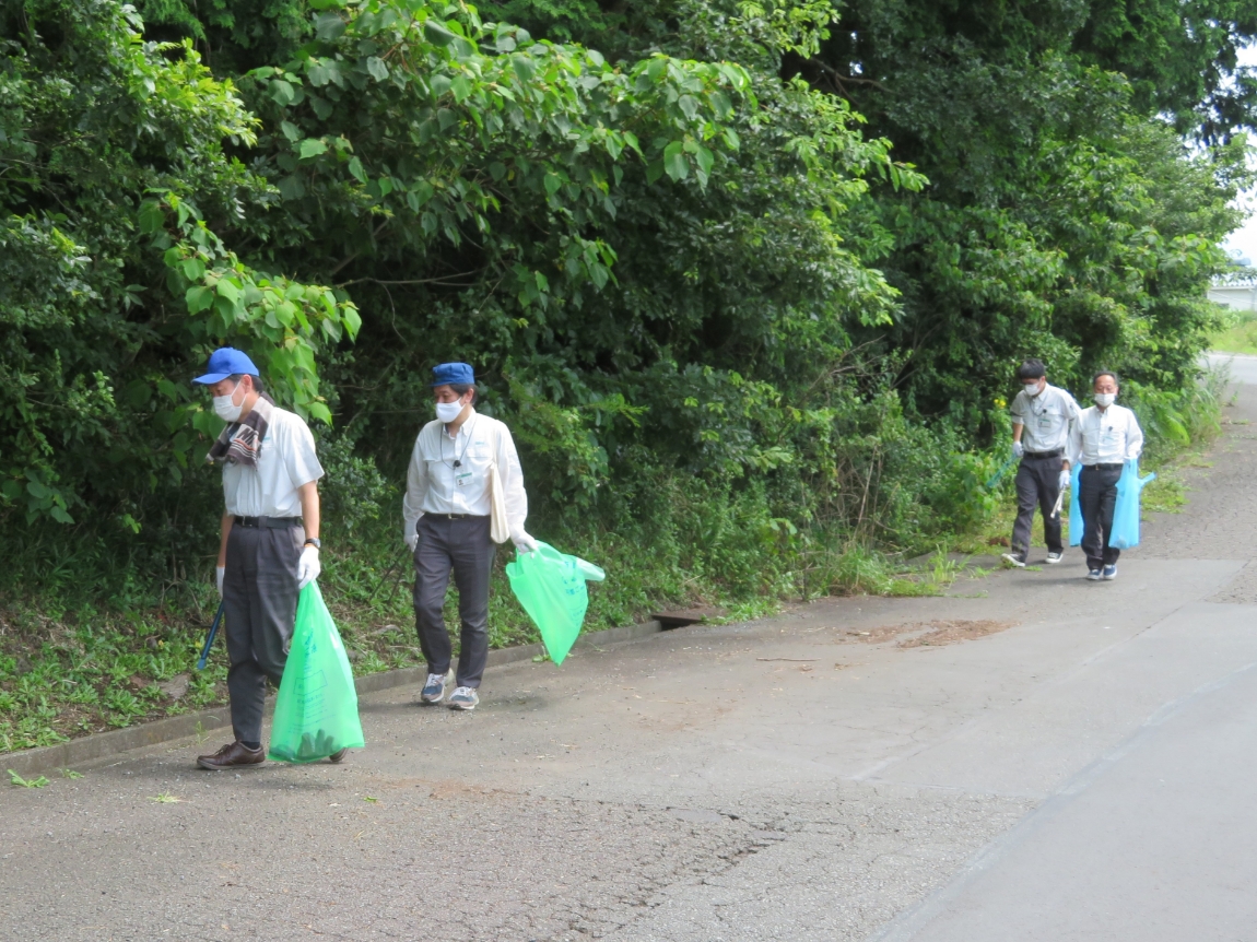Community Contribution Activities: Cleanup Activities at Industrial Park (Ushio Inc.)
