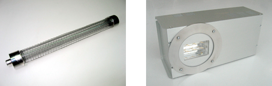 [左]ArFエキシマランプ　[右]ArFエキシマランプを搭載した照射ユニット