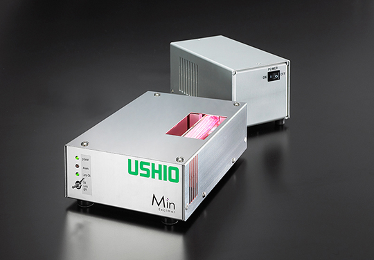 製品外観（手前：本体、奥：専用電源）